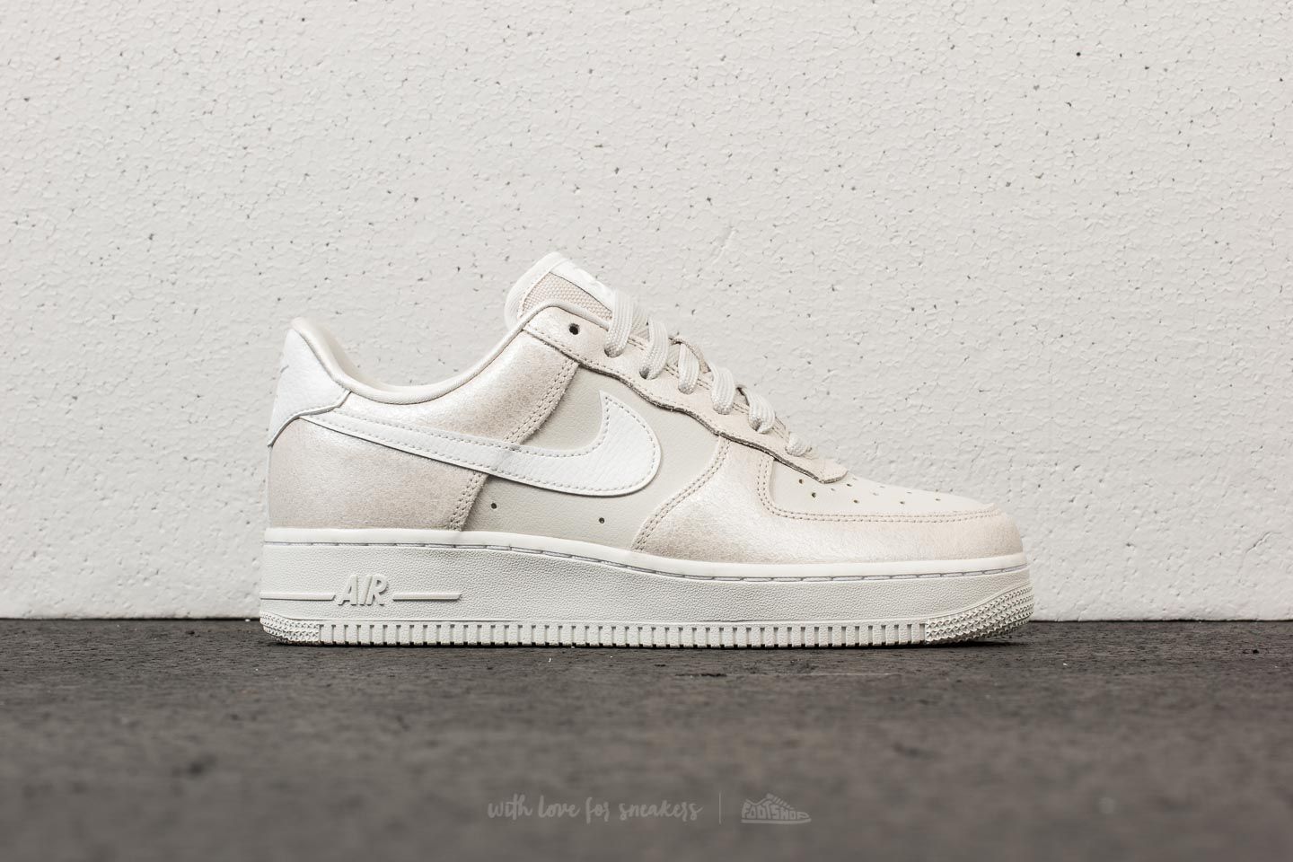 Air force 1 light store bone/light bone/summit white/metallic summit white