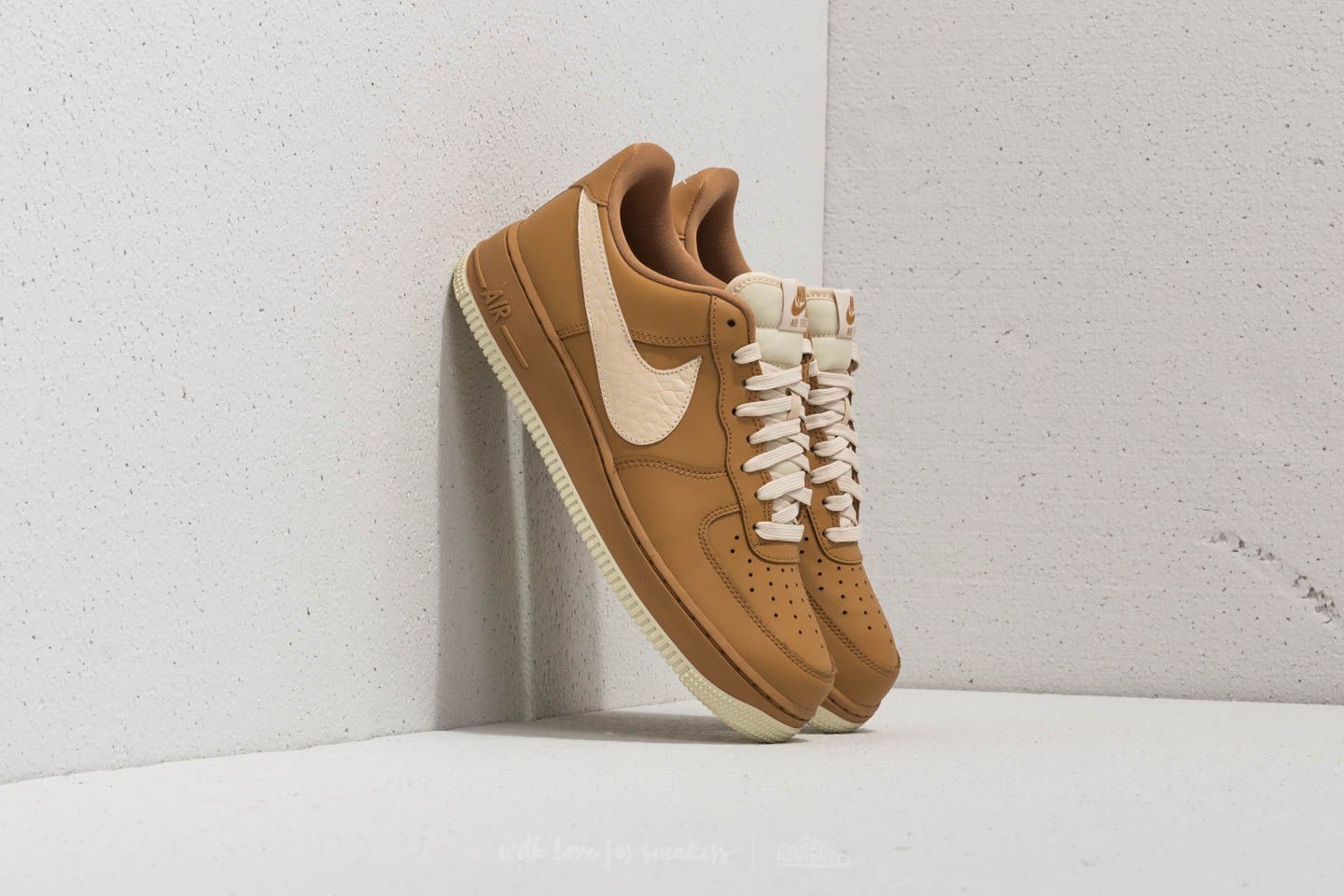 Nike Air Force 1 07 LV8