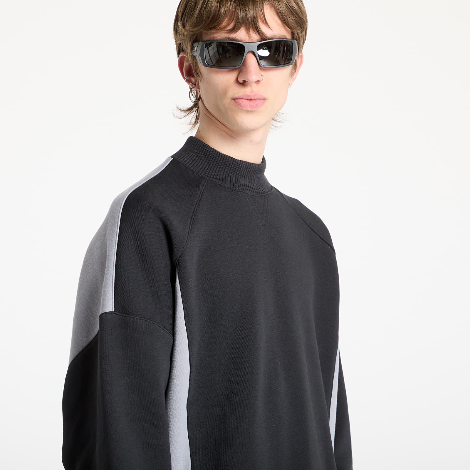 Hoodies and sweatshirts  Reebok French Terry Crewneck UNISEX Washed Black/ Grey 3