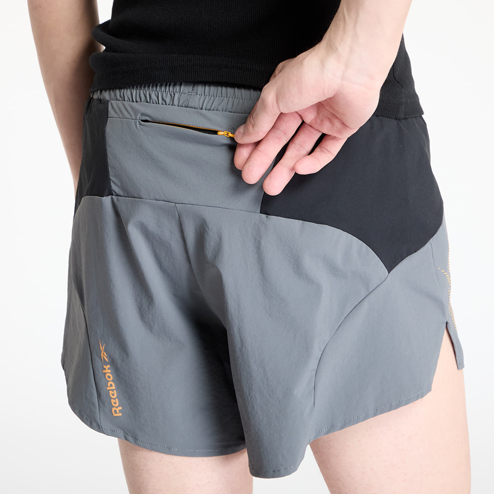 Pantaloni scurți pentru bărbați Reebok Run Shorts Grey 3/ Washed Black