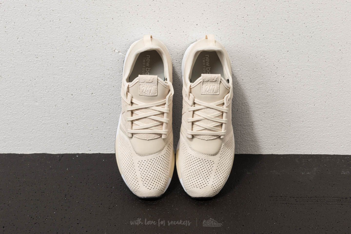 Chaussures et baskets homme New Balance 247 Bone White Footshop