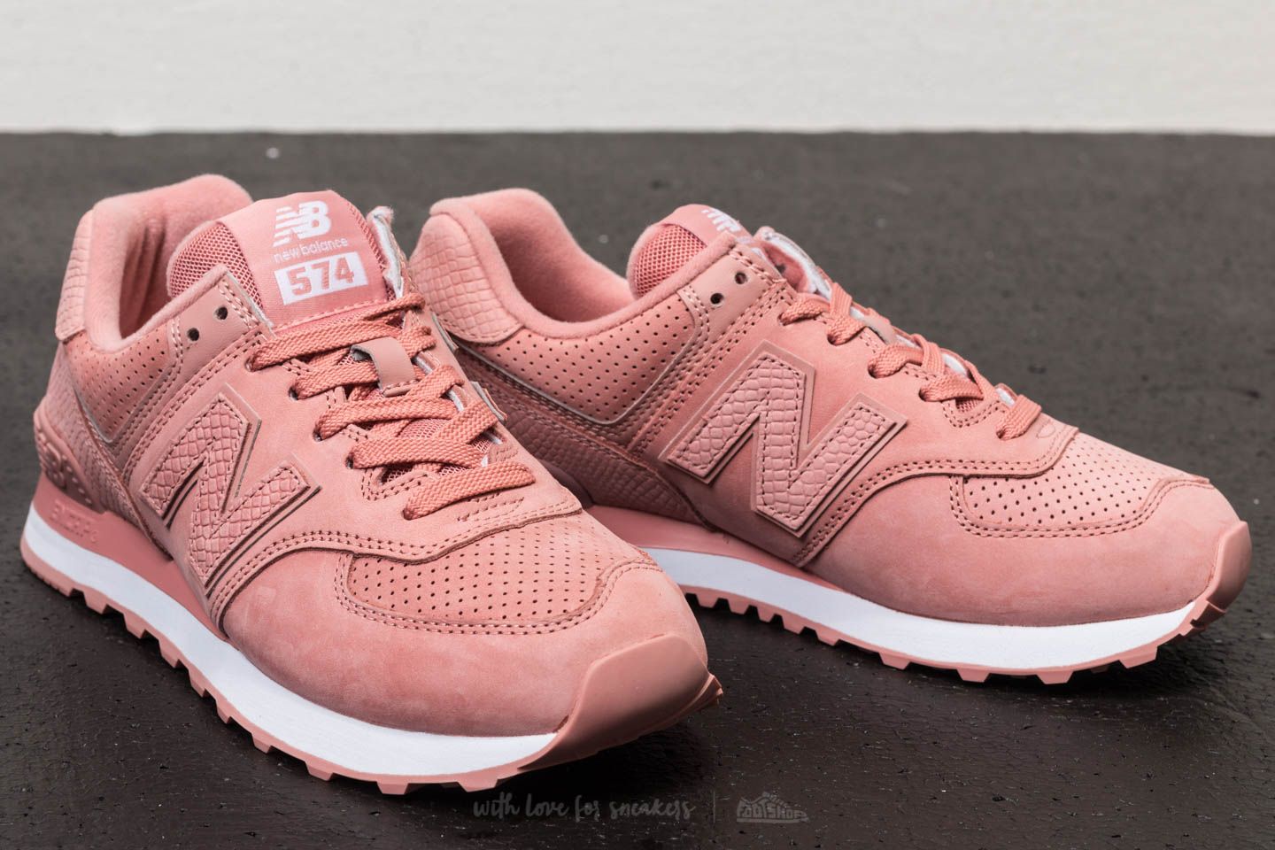 New balance 574 dusted peach 2025