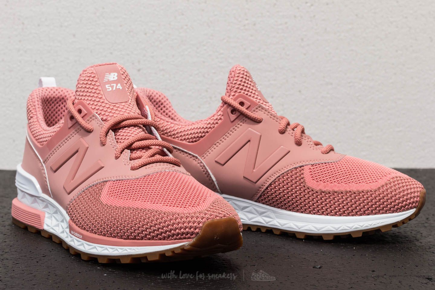 New balance 574 dusted peach 2025