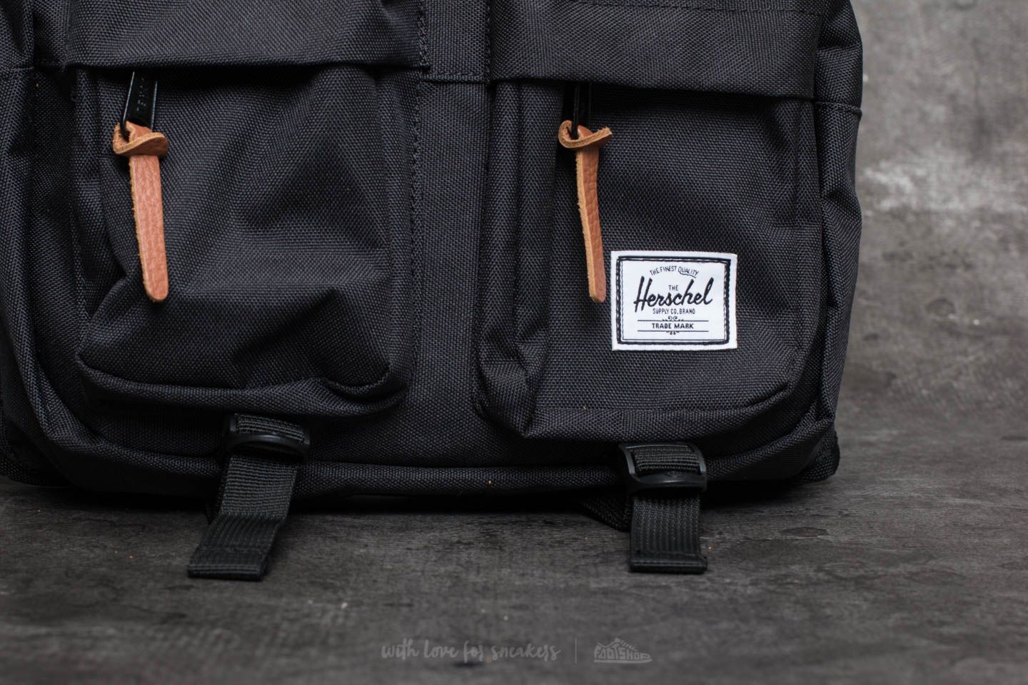 Herschel eighteen black 2025