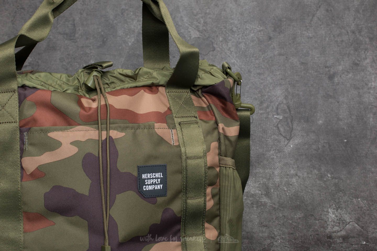 Crossbody bags Herschel Supply Co. Barnes Tote Bag Woodland Camo Footshop