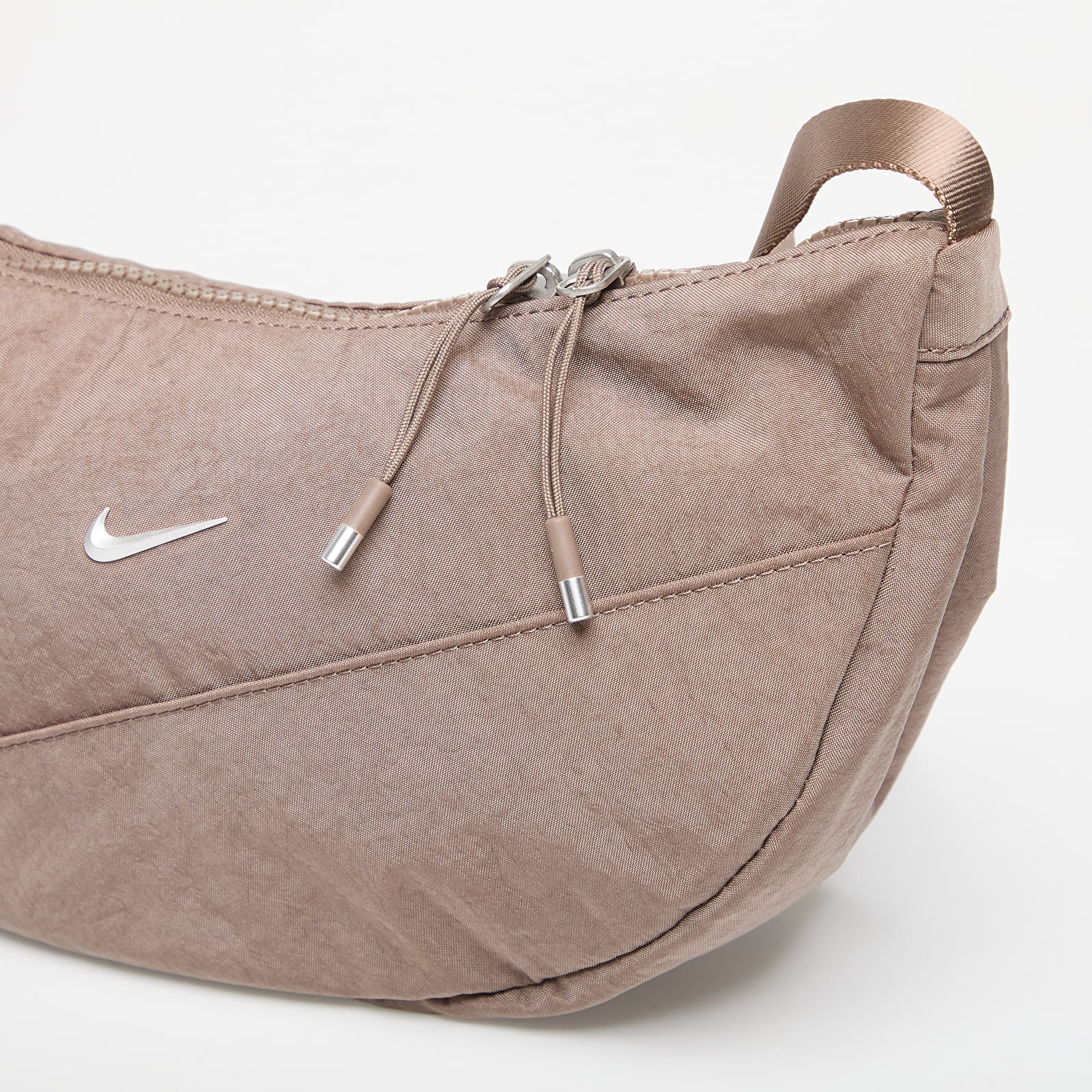Genți crossbody Nike Aura Crescent Crossbody Bag (4L) Mink Brown/ Mink Brown/ Matte Silver