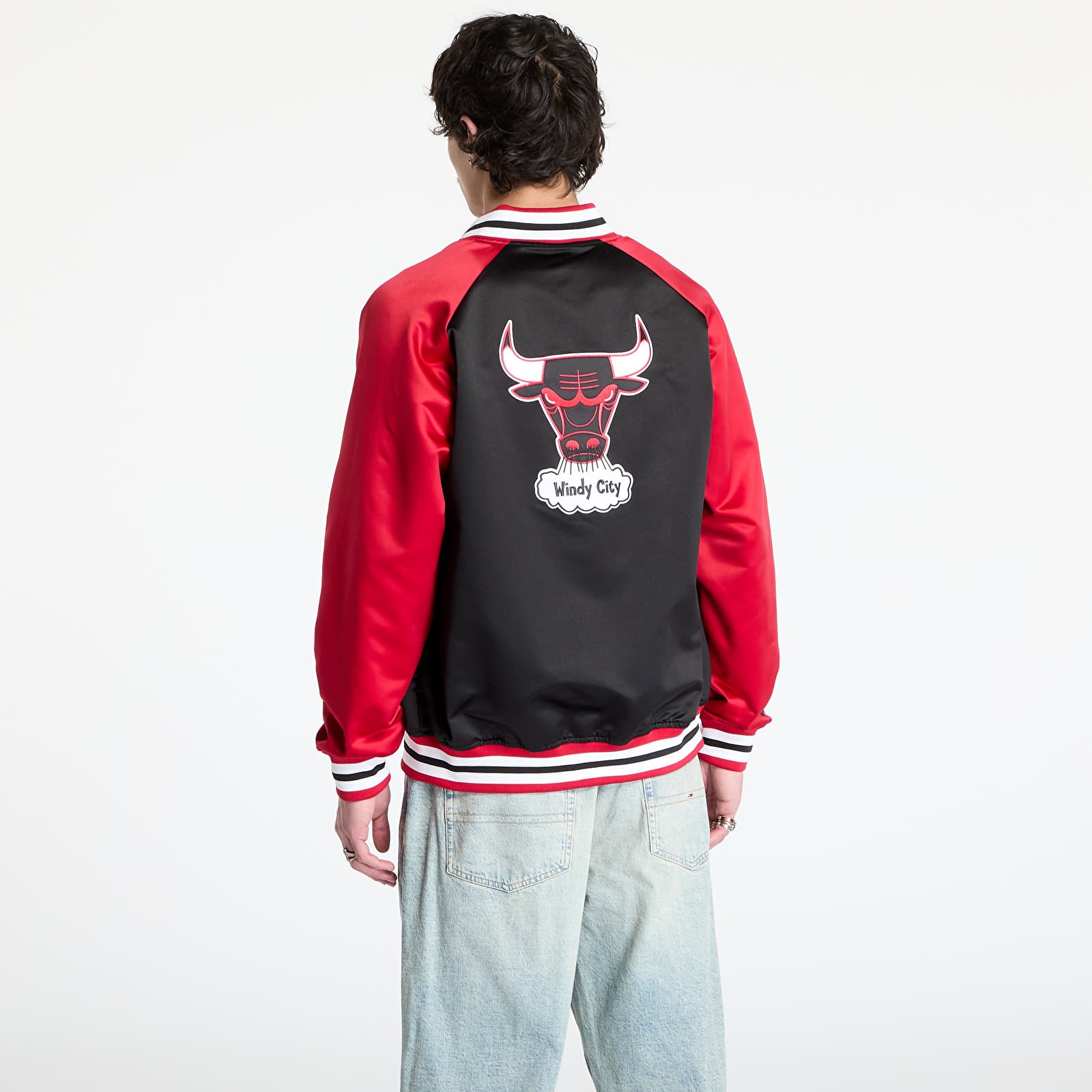 Jacken Mitchell & Ness NBA Double Clutch Lw Satin Vintage Logo Bulls Jacket Black/ Scarlet