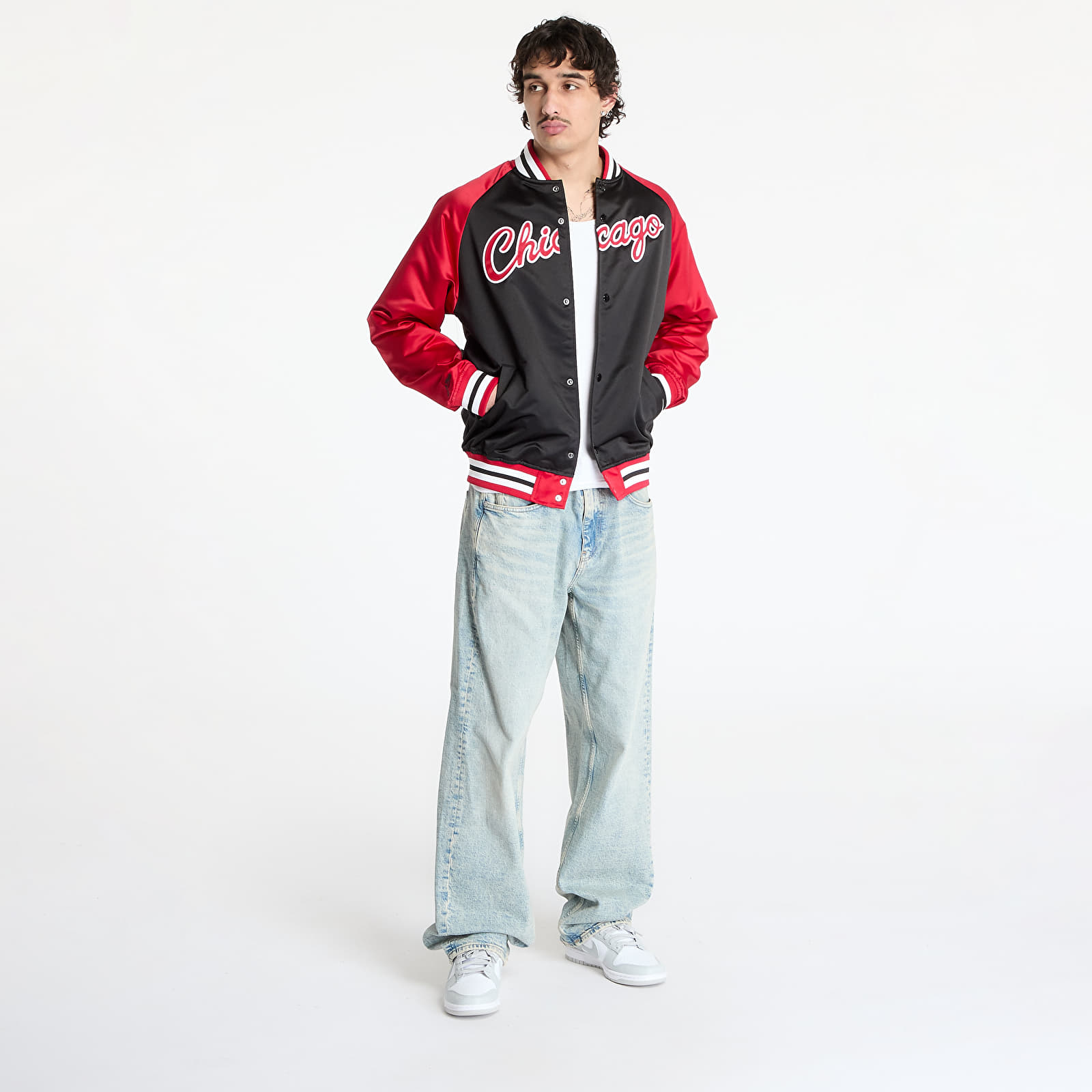 Jacken Mitchell & Ness NBA Double Clutch Lw Satin Vintage Logo Bulls Jacket Black/ Scarlet