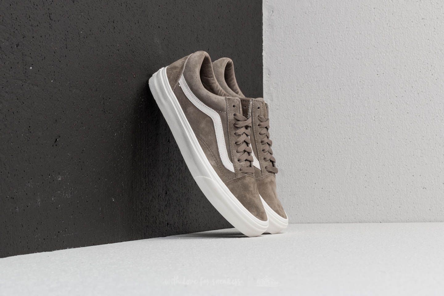Men s shoes Vans Old Skool Pig Suede Fallen Rock Blanc De Blanc Footshop