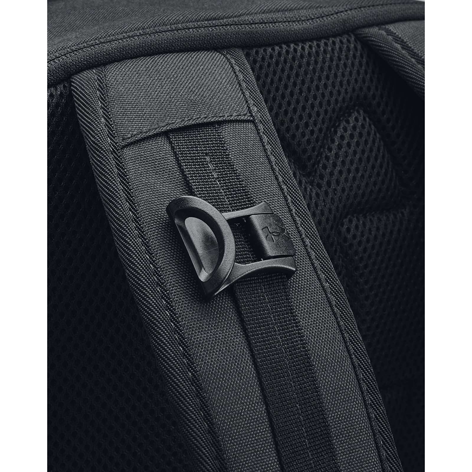 Ryggsäckar för män Under Armour Contain Backpack Black/ Black/ Metallic Gold