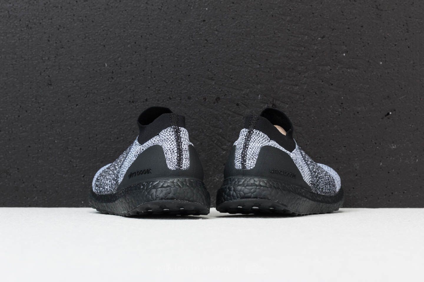 Ultra boost store laceless core black