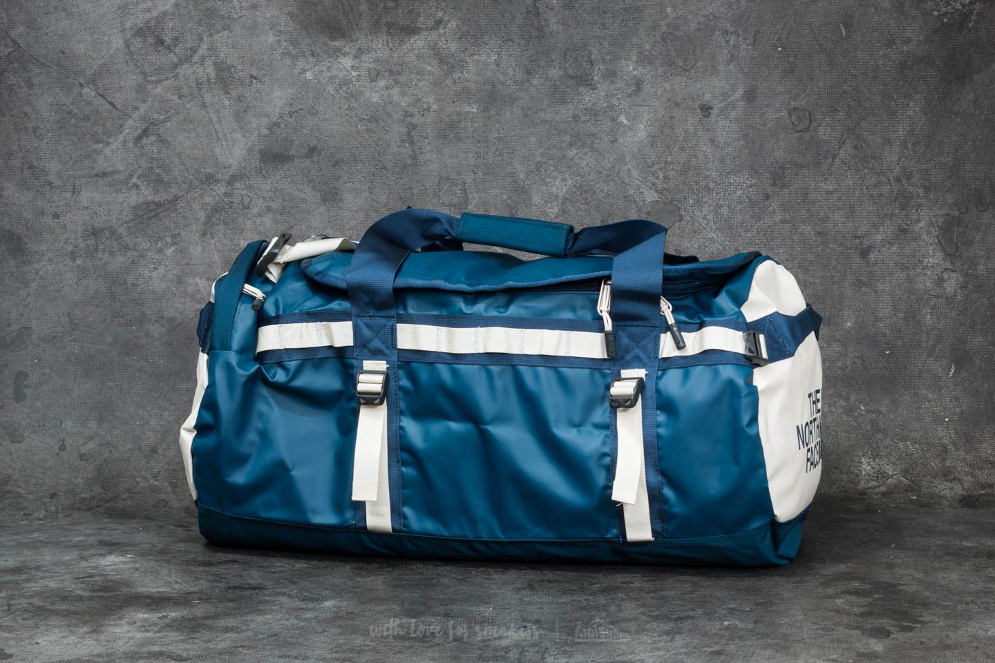 Crossbody bags The North Face Base Camp Medium Duffel Blue Wing Teal/ Vintage White