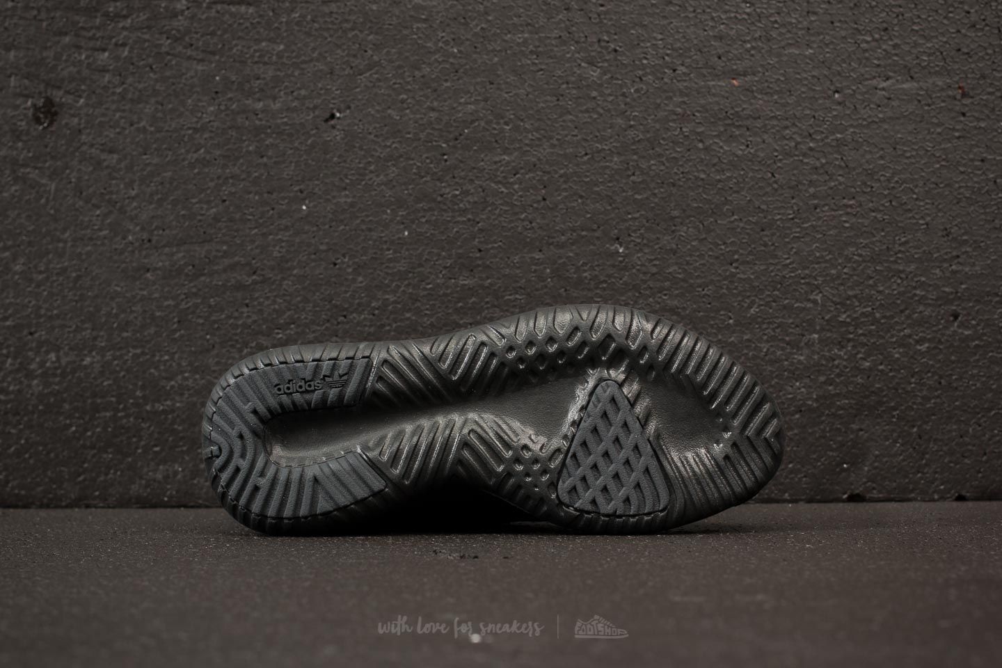 Skor för kvinnor adidas Tubular Shadow W Core Black/ Core Black/ Ftw White
