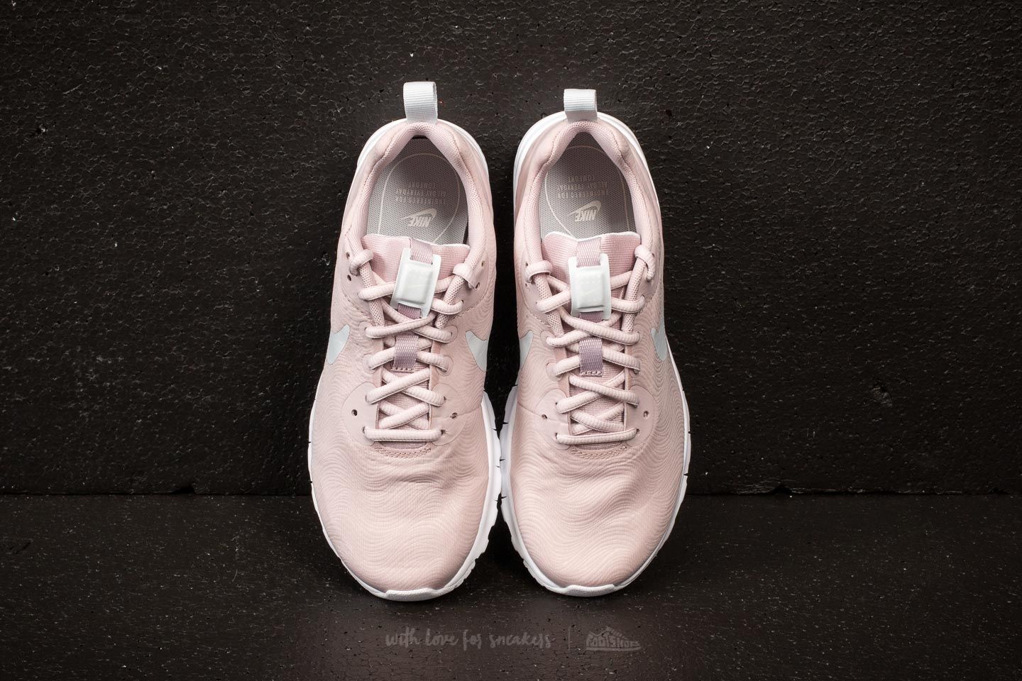 Womens nike air max motion shop lw se
