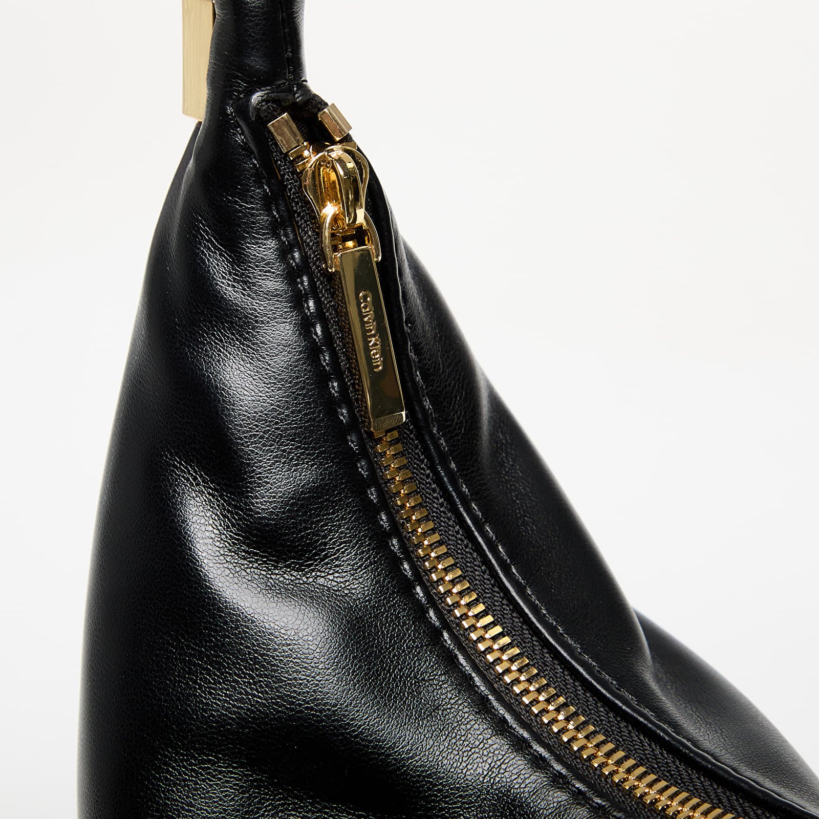 Bolsas de mão Calvin Klein Pinched Soft Crescen Black