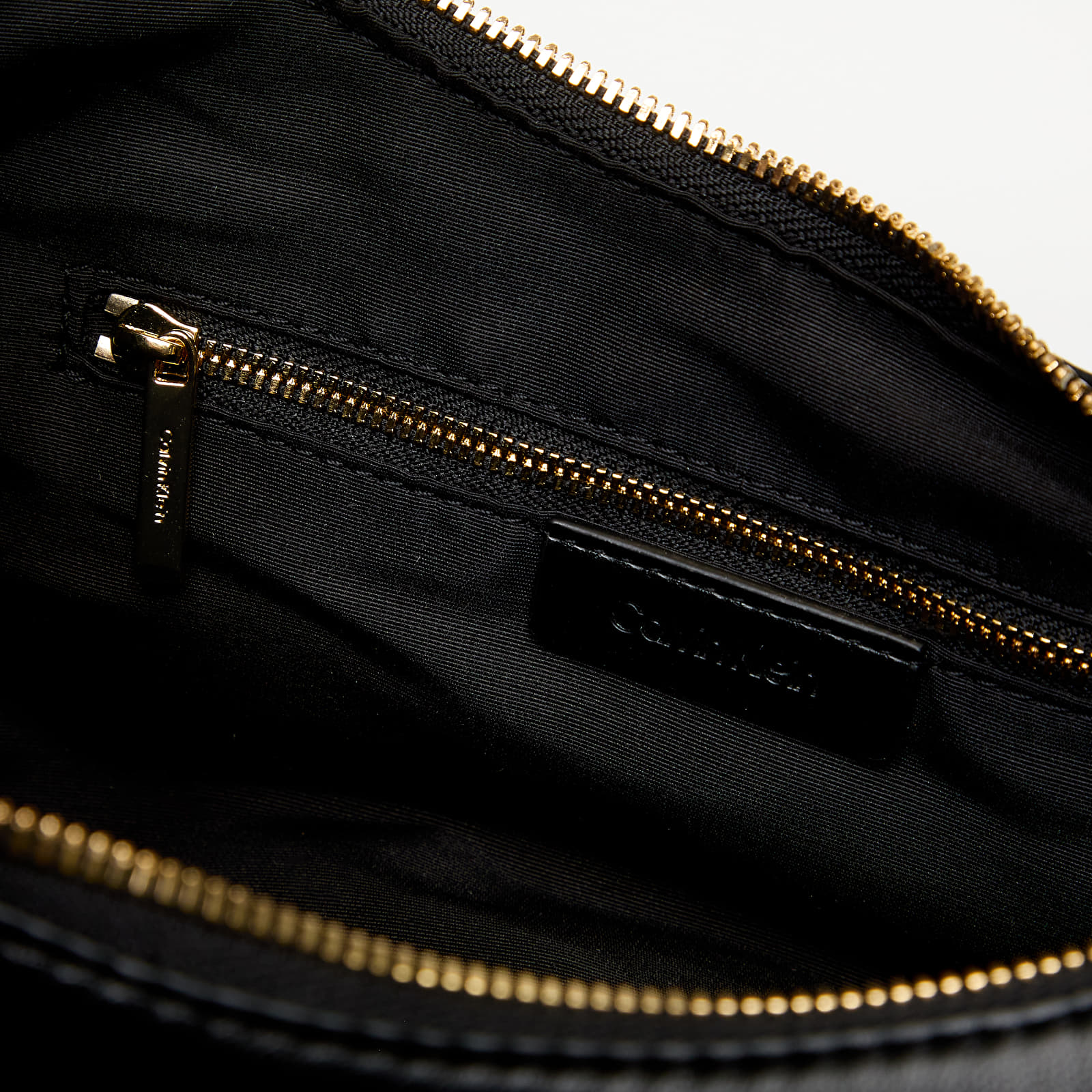 Bolsas de mão Calvin Klein Pinched Soft Crescen Black