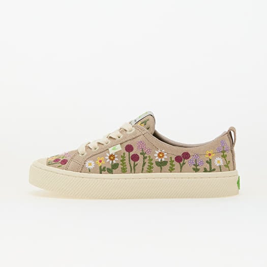 Cariuma W OCA Low Sand Embroidered Flowers
