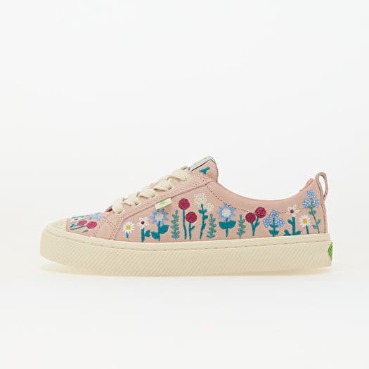 Cariuma M OCA Low Rose Embroidered Flowers