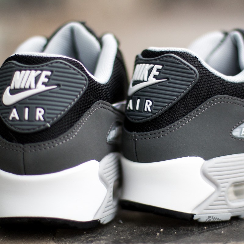 Men鈥檚 air max outlet 90 essential low-top sneakers