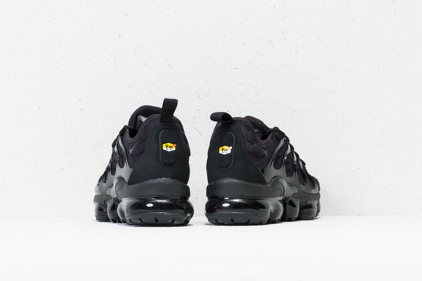 Vapormax black boys sales