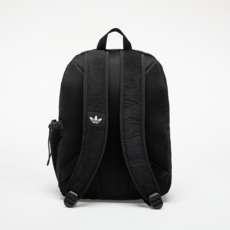 adidas classic medium backpack Defender 5 The spacious main compartment offers plenty of room for daily necessities and includes an interior zip pocket to help keep valuables secure adidas Classic 3S 5 Backpack