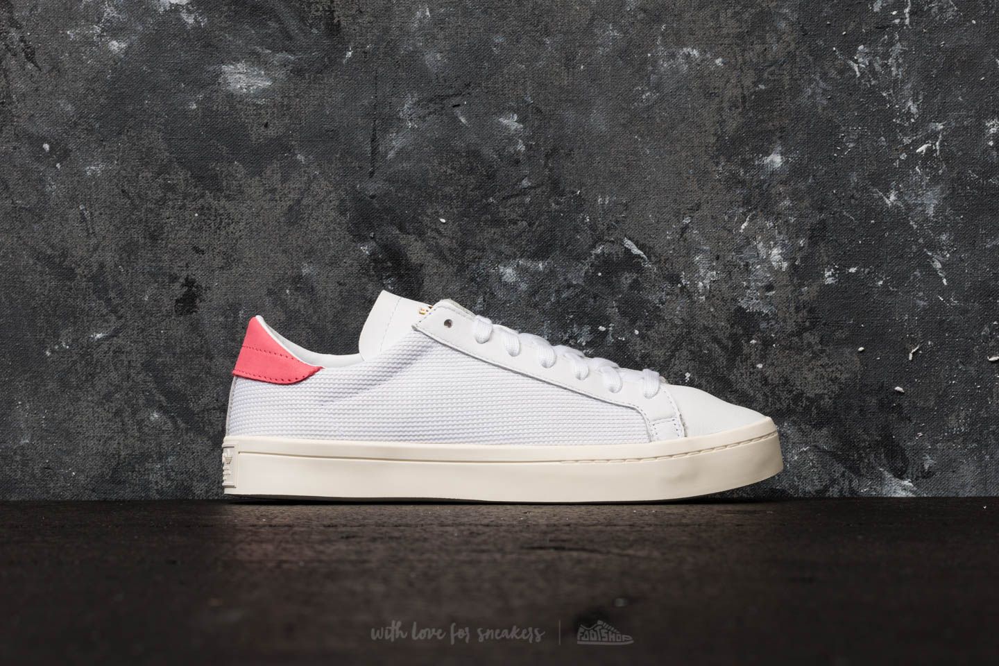 Adidas court vantage on sale pink