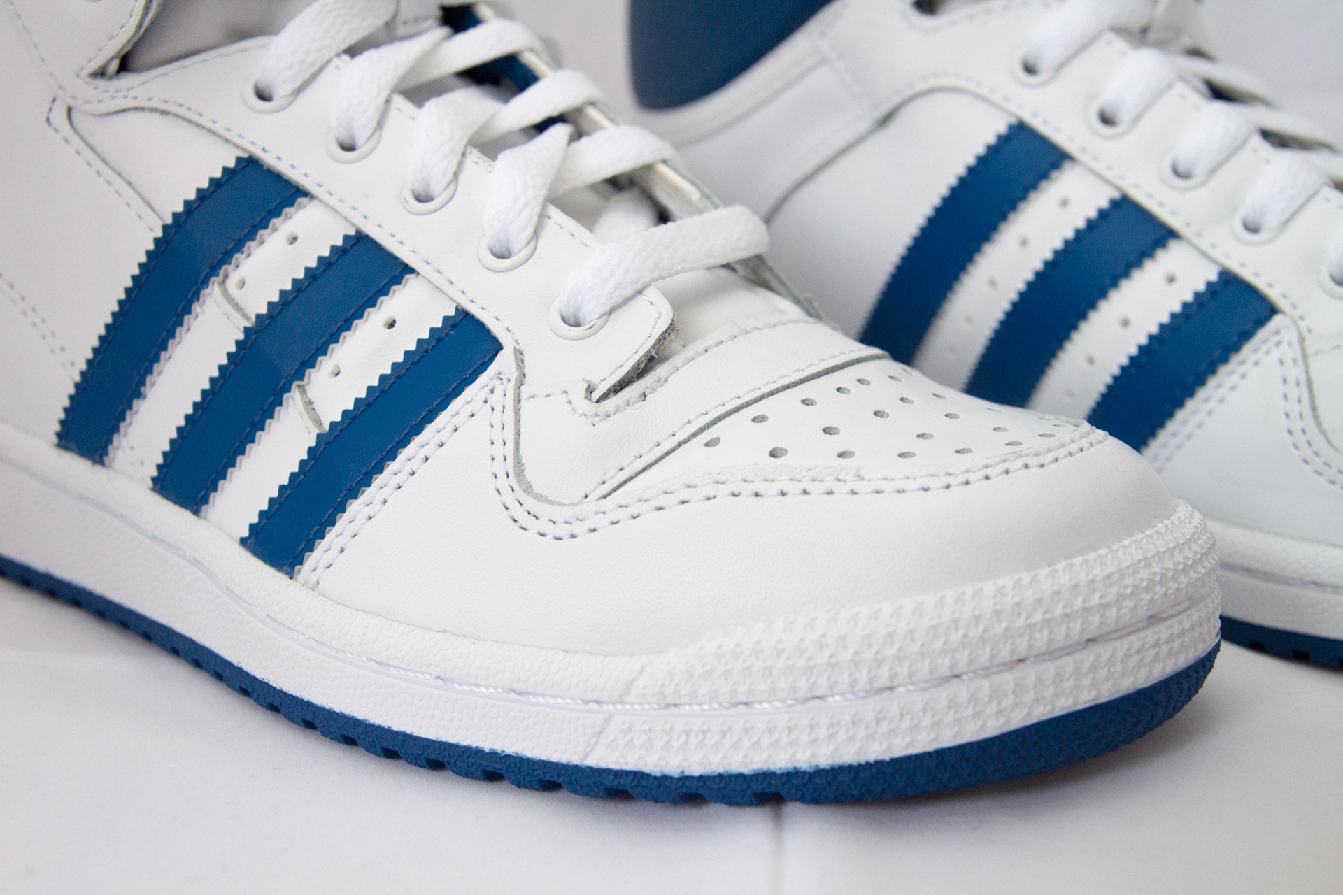 Încălțăminte și sneakerși pentru bărbați adidas Decade OG Mid - bílá