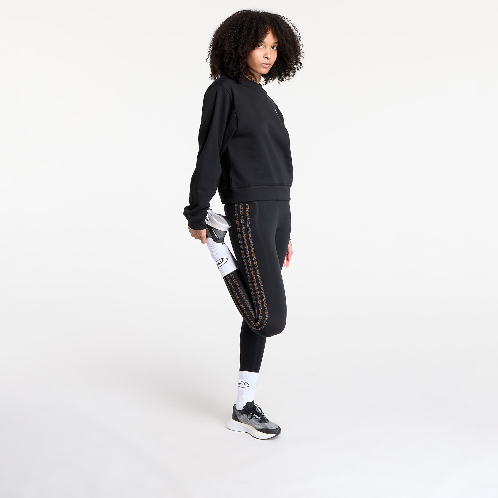 Bluzy adidas by Stella Mccartney Regular Sweatshirt Black/ Black