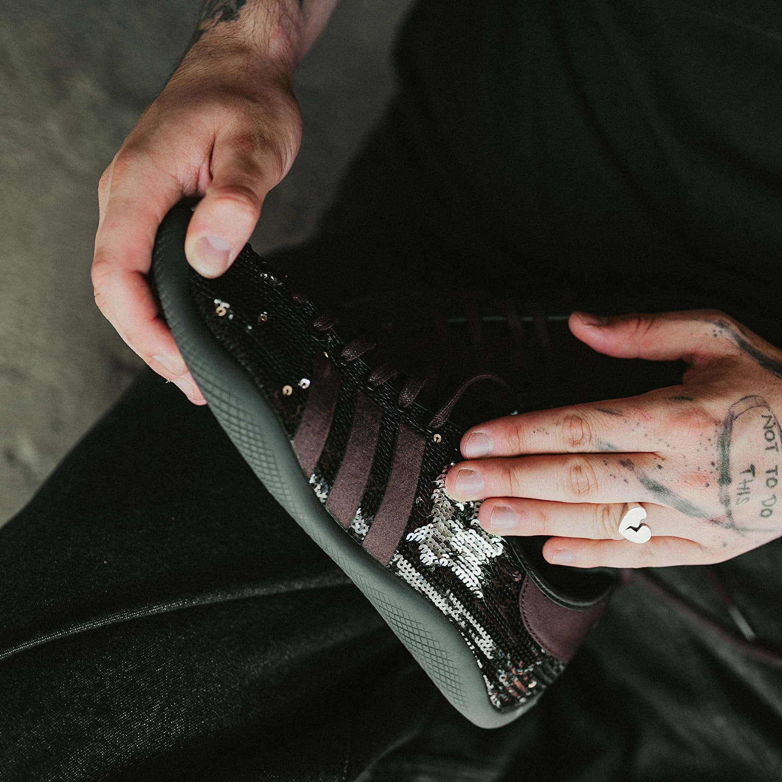 Férfi cipők adidas x Wales Bonner Karintha Sequin Core Black/ Silver Metallic/ Dark Brown