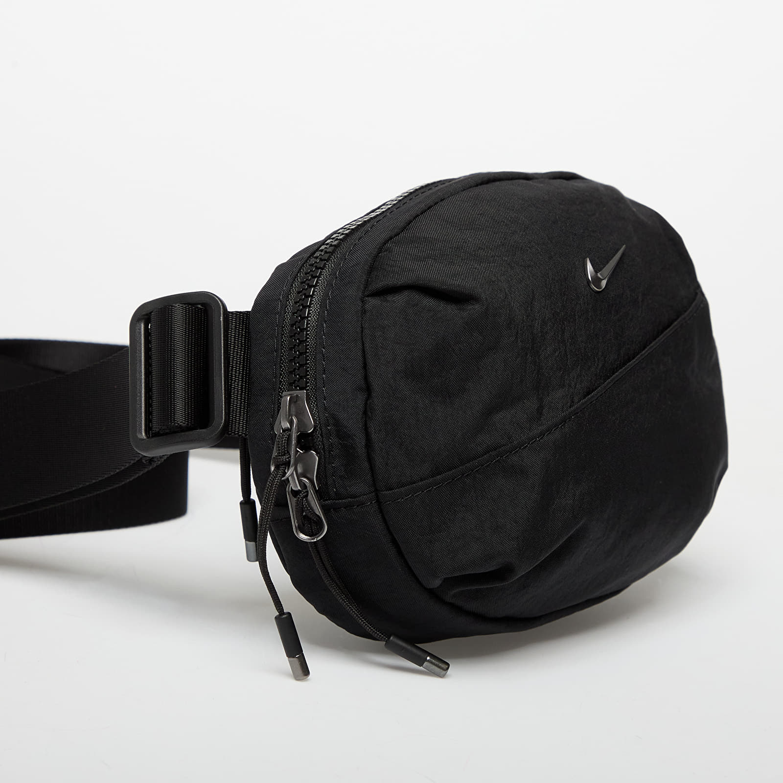 Skuldertasker til mænd Nike Aura Crossbody Bag (2L) Black/ Black/ Gunmetal