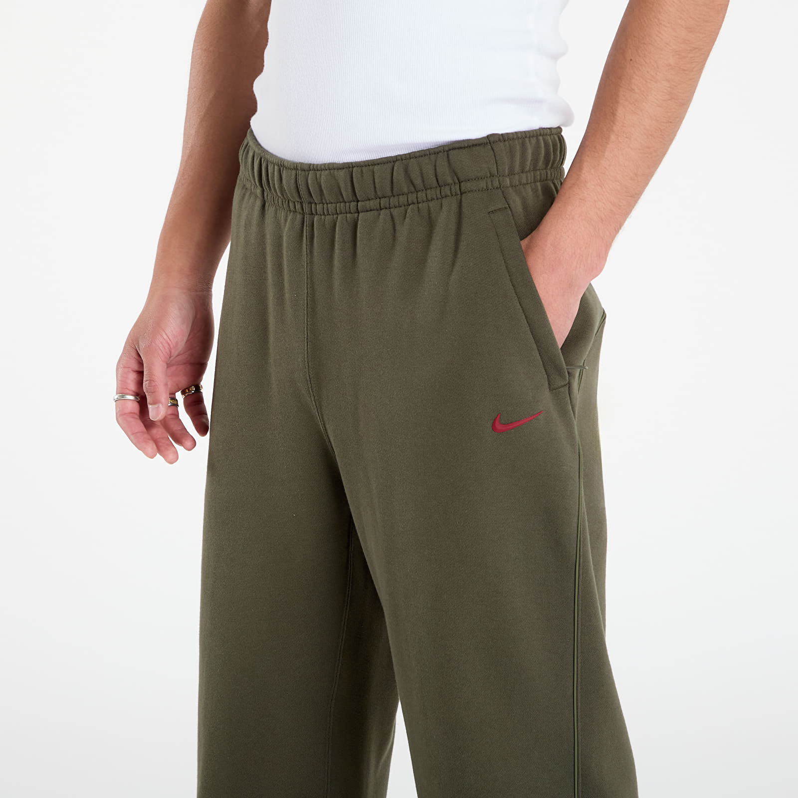 Pantaloni della tuta  Nike x NOCTA Fleece CS Open-Hem Sweatpants Cargo Khaki/ Cargo Khaki/ Team Red