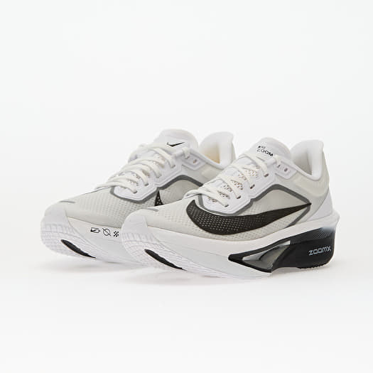 zoom fly black white