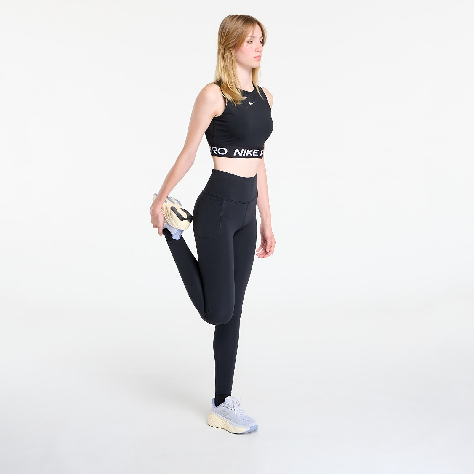 Дамски потници Nike Pro Women's Dri-FIT Cropped Tank Top Black/ White