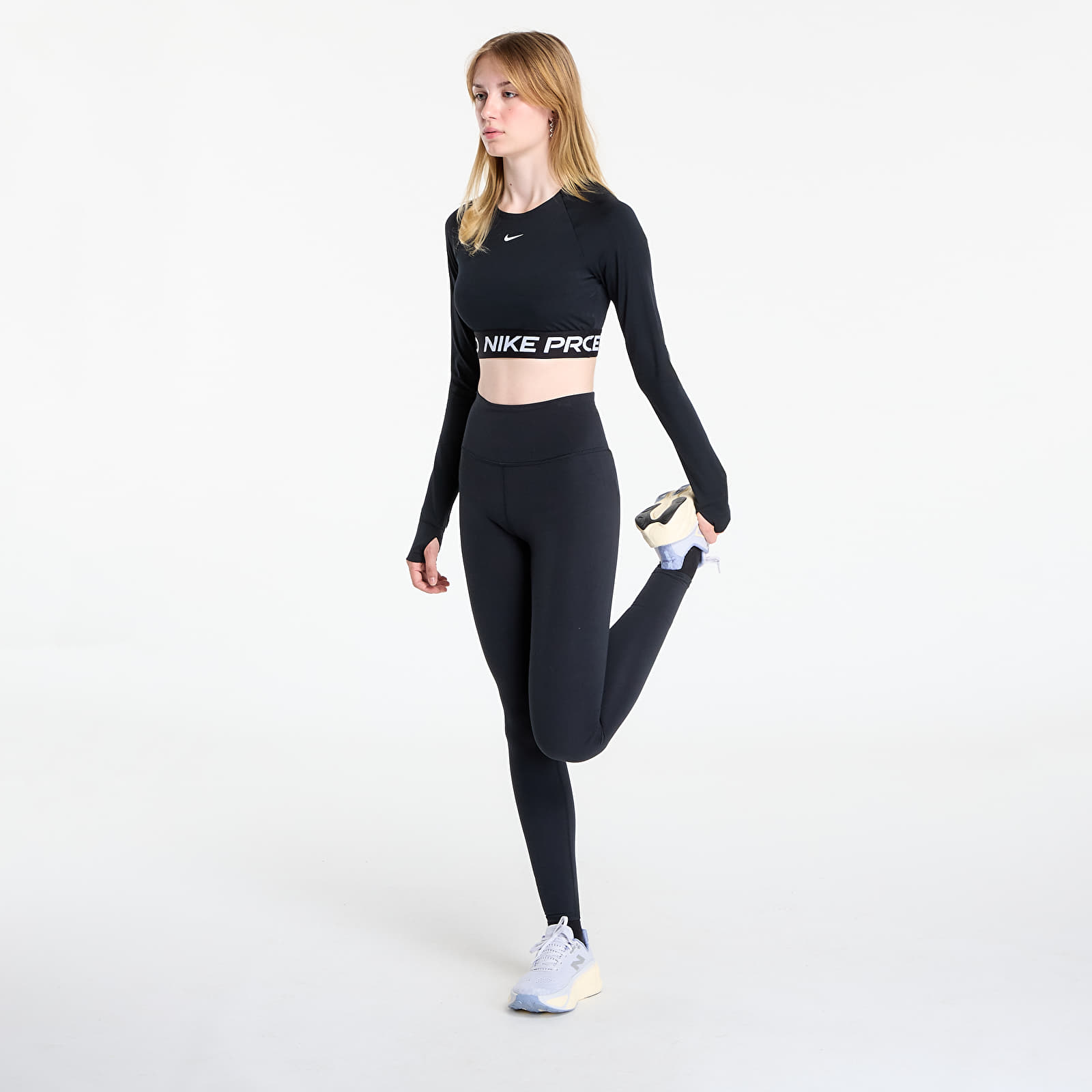 Dámske tričká Nike Pro Women's Dri-FIT Cropped Long-Sleeve Top Black/ White