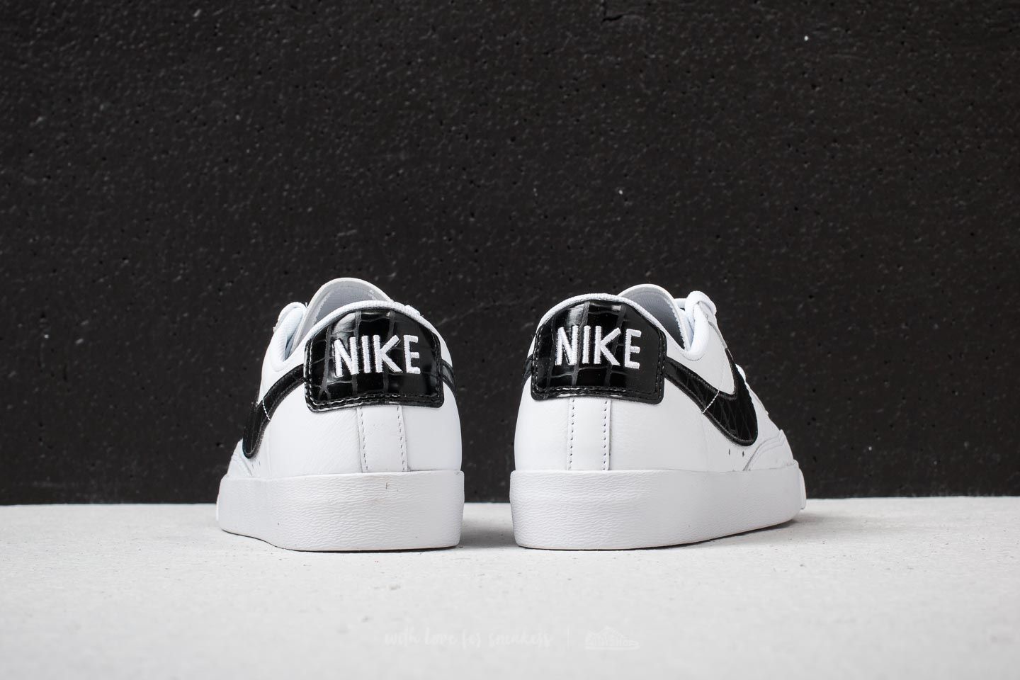 Blazer low lux deals premium women's shoe