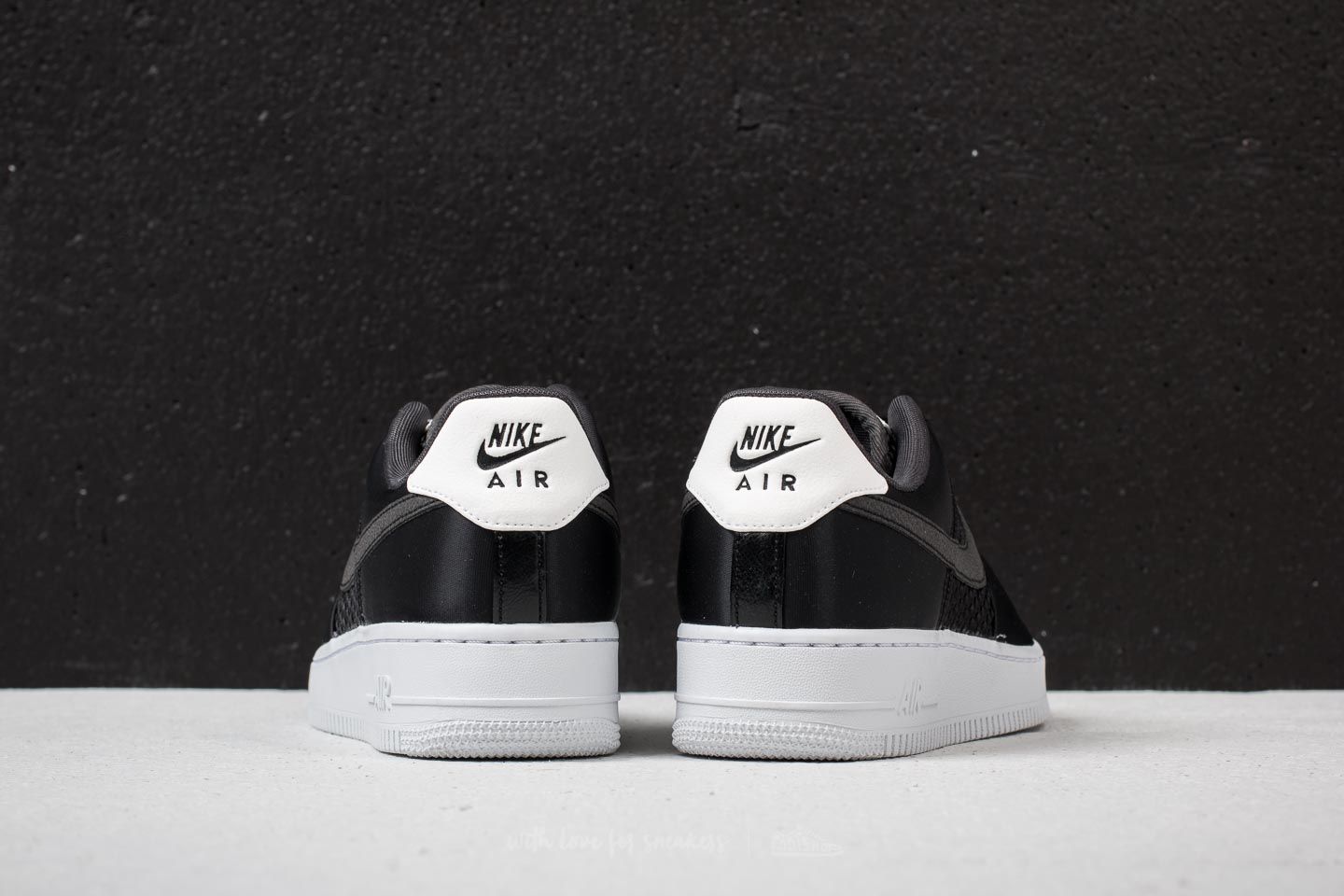 Women s shoes Nike Wmns Air Force 1 07 SE Black Black Anthracite
