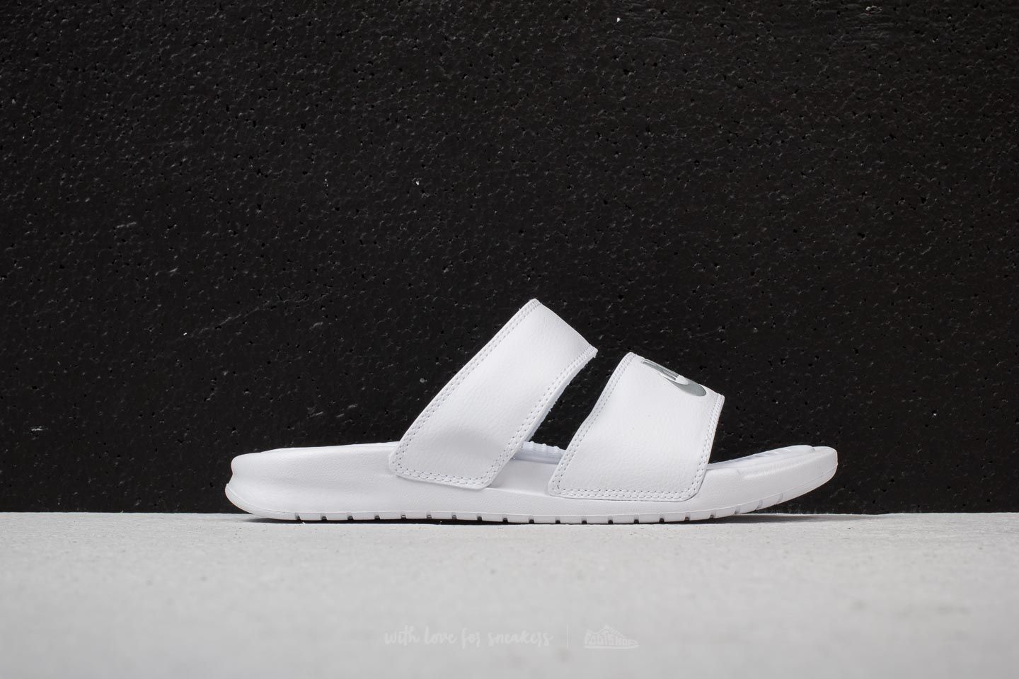 white nike benassi duo slides