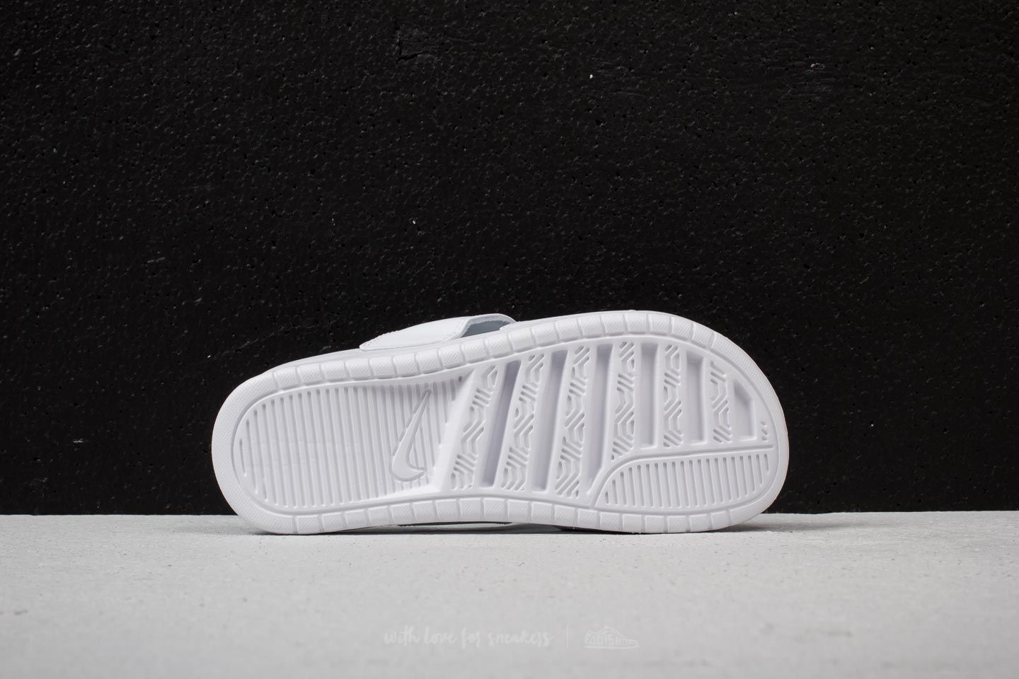 Moteriška avalynė Nike Wmns Benassi Duo Ultra Slide White/ Metallic Silver