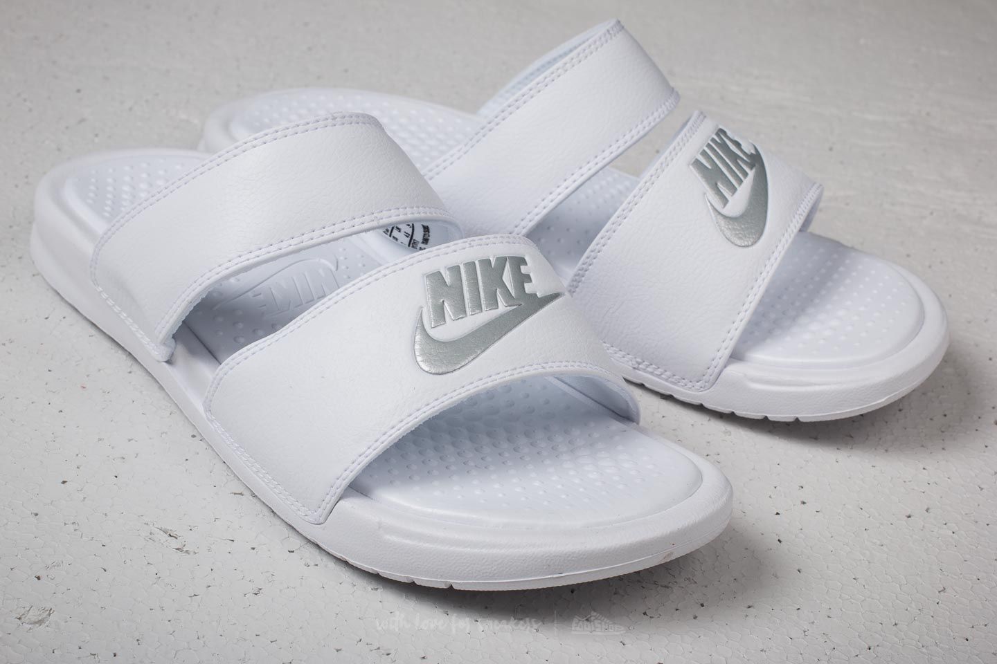 Moteriška avalynė Nike Wmns Benassi Duo Ultra Slide White/ Metallic Silver