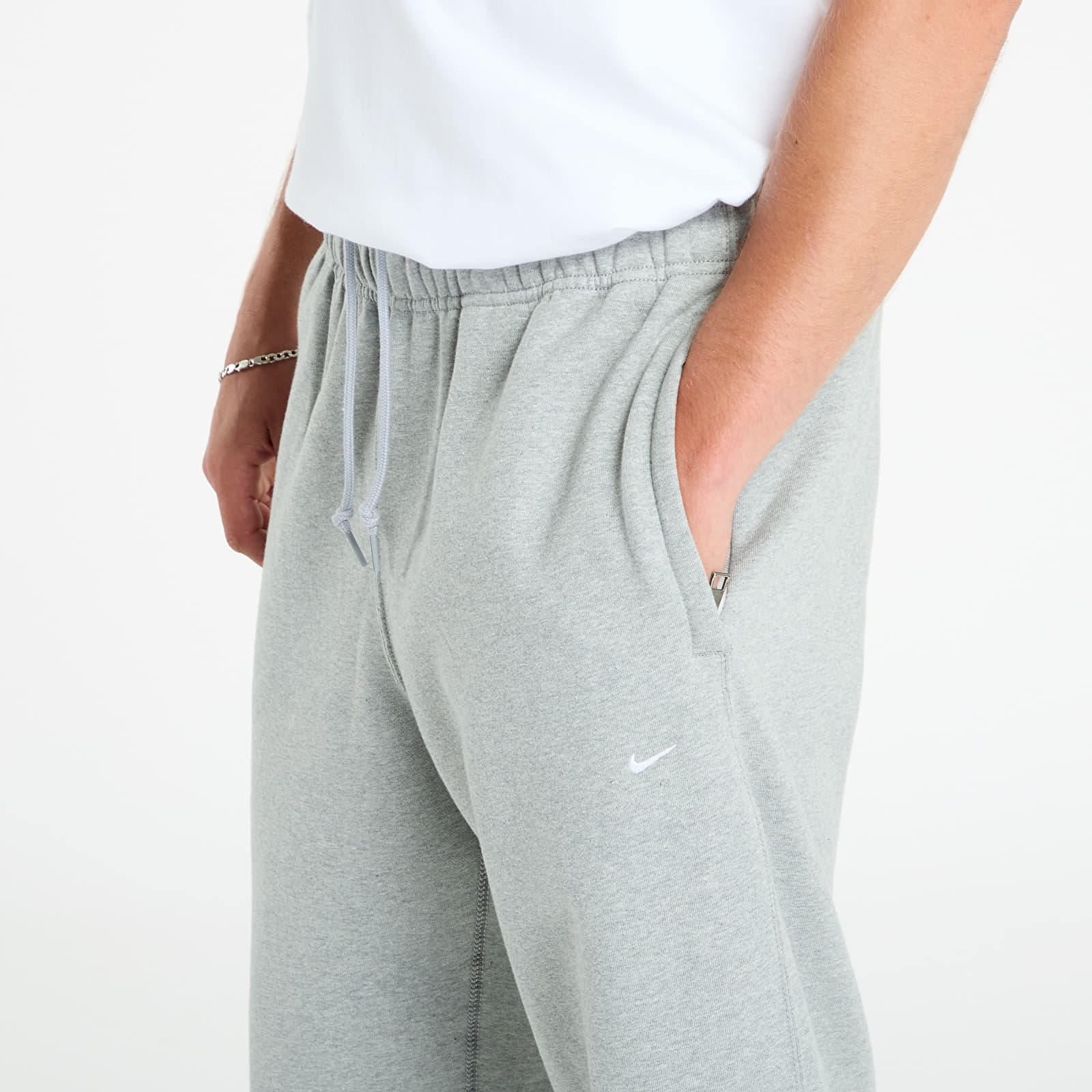 Ανδρικές φόρμες Nike Solo Swoosh Men's Fleece Open-Hem Pants Dk Grey Heather/ Lt Smoke Grey/ White
