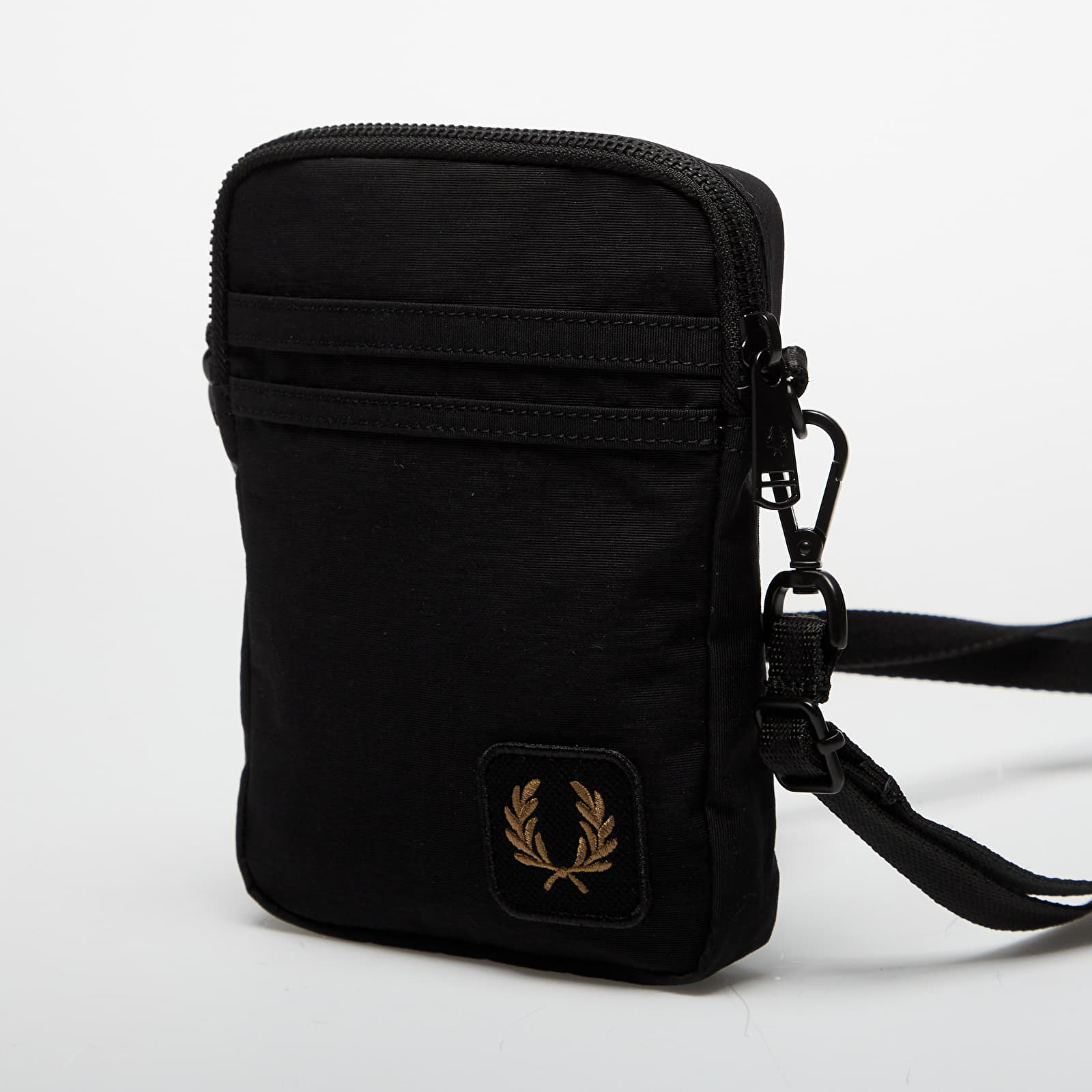 Crossbody чанти FRED PERRY Nylon Badge Small Side Bag Black