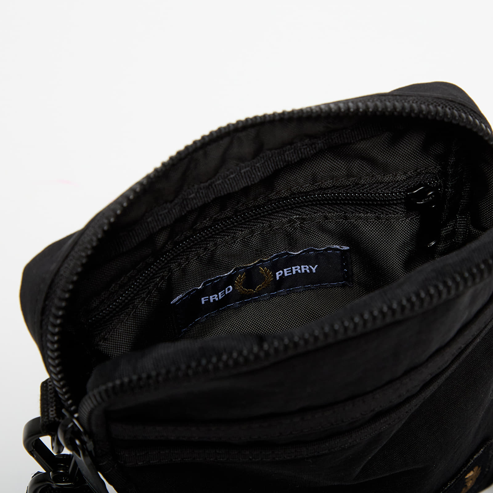 Crossbody чанти FRED PERRY Nylon Badge Small Side Bag Black