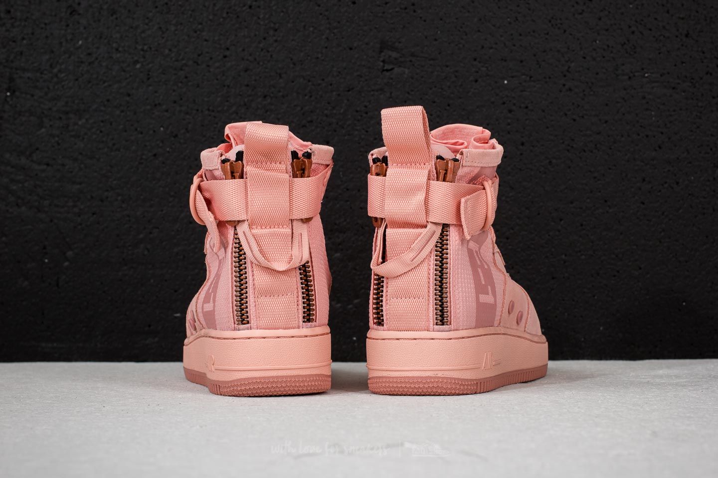 Nike sf air force top 1 mid coral stardust