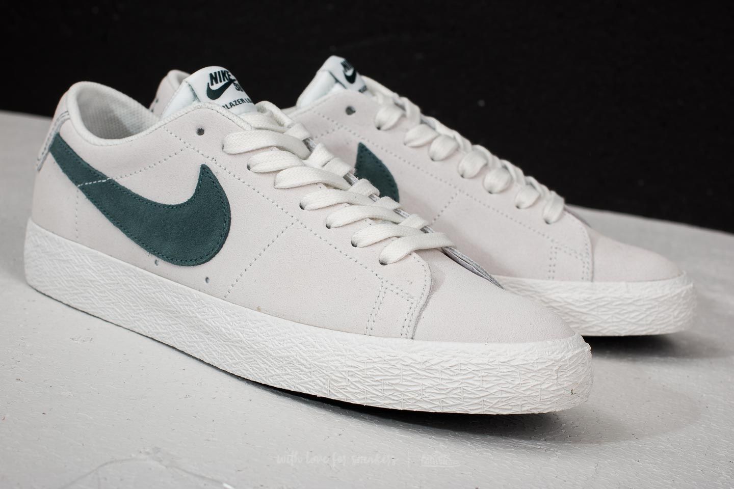 Men s shoes Nike SB Zoom Blazer Low Summit White Deep Jungle