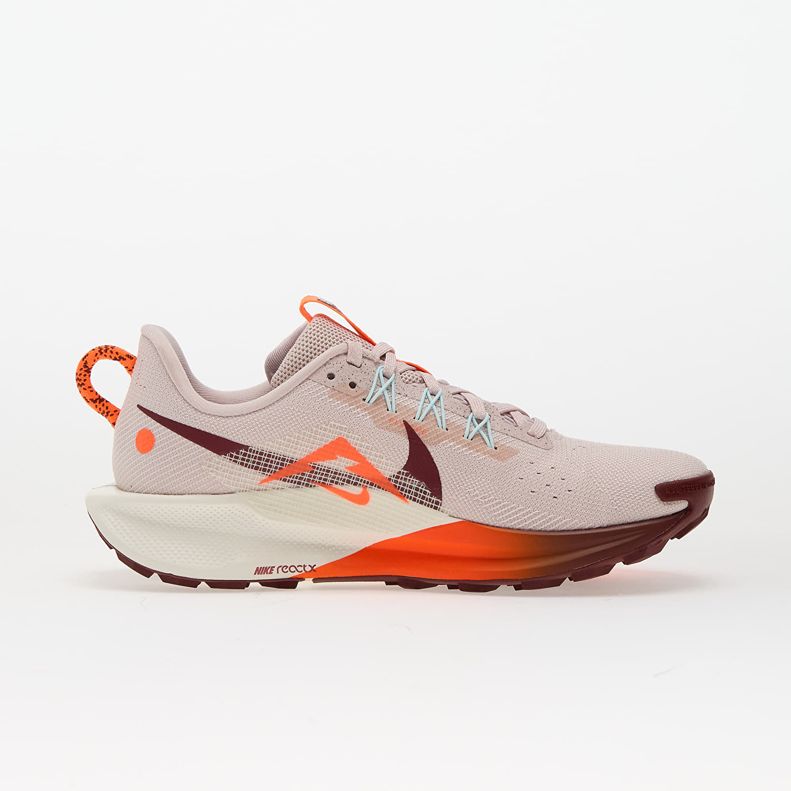 Skor för kvinnor Nike W Reactx Pegasus Trail 5 Silt Red/ Dk Team Red-Hyper Crimson-Sail-Glacier Blue