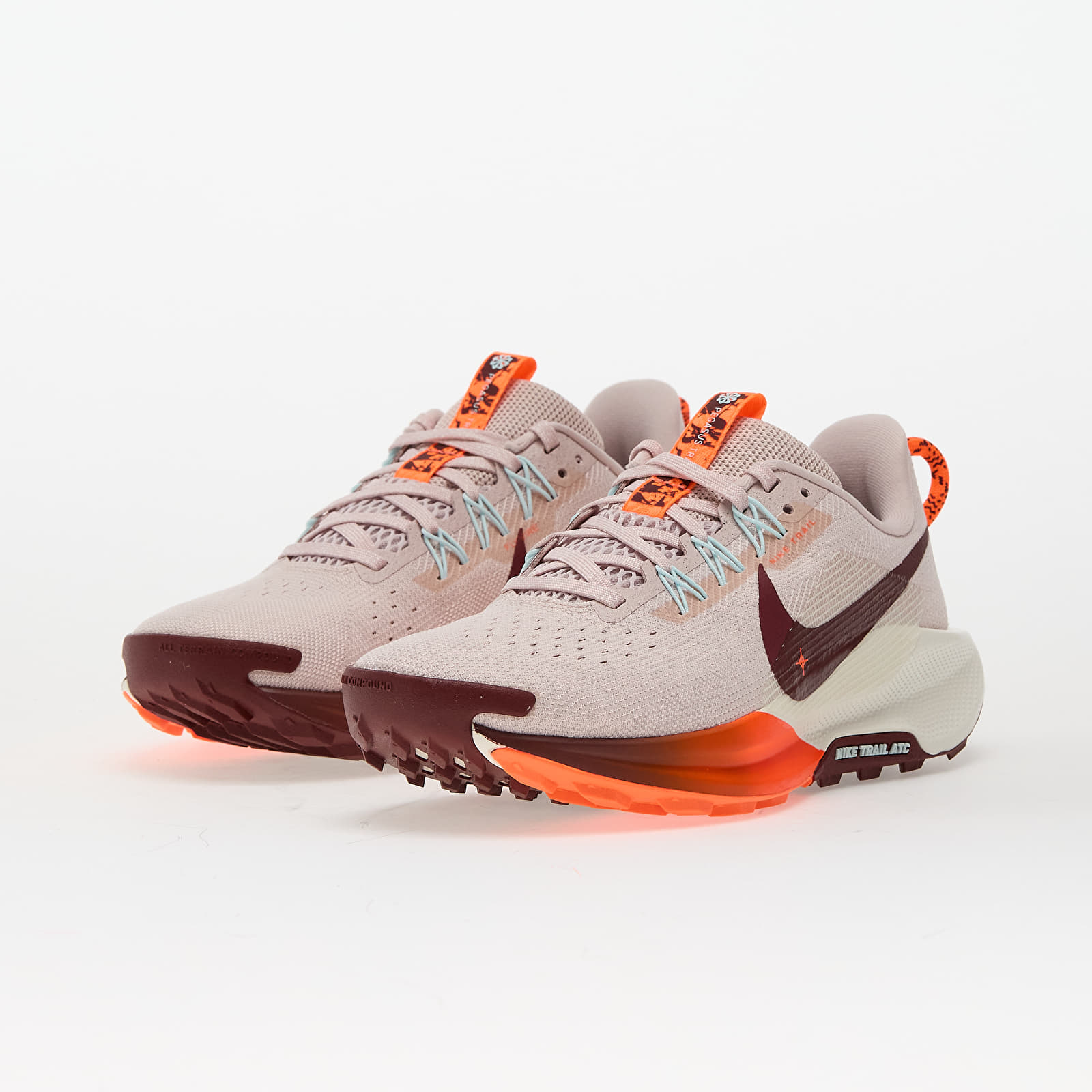 Skor för kvinnor Nike W Reactx Pegasus Trail 5 Silt Red/ Dk Team Red-Hyper Crimson-Sail-Glacier Blue
