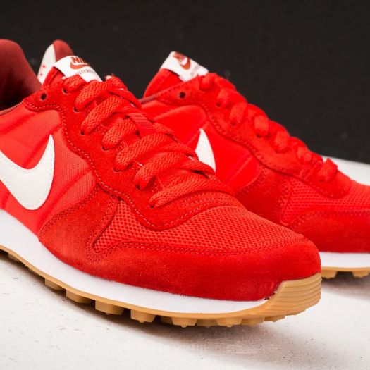 Red nike internationalist womens deals