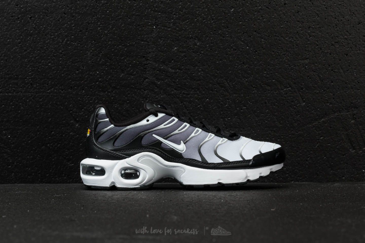 Air max plus gs black and white deals