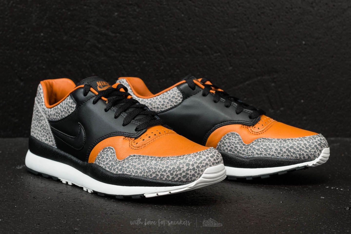 Nike safari qs black deals