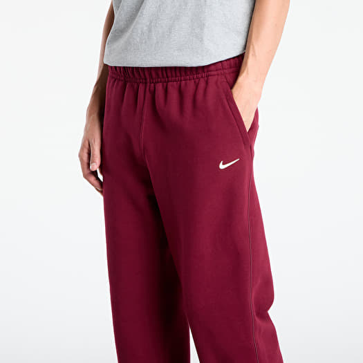 white nike shoes with black laces